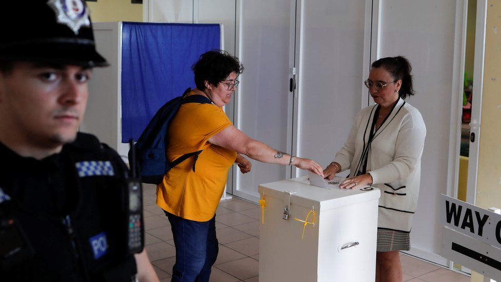 Woman votes in referendum