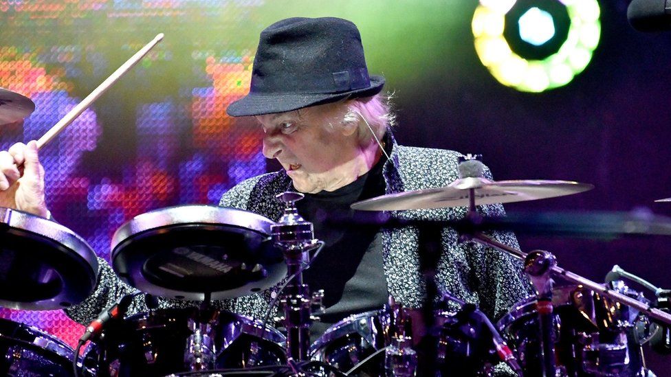 Yes drummer Alan White dies aged 72 - BBC News