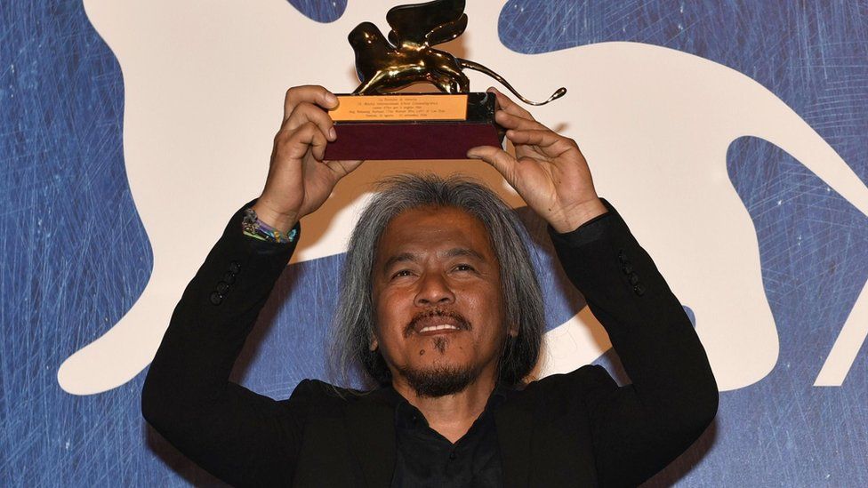 Filipino film maker Lav Diaz holds the Golden Lion award for his movie The Woman Who Left during the Venice International Film Festival