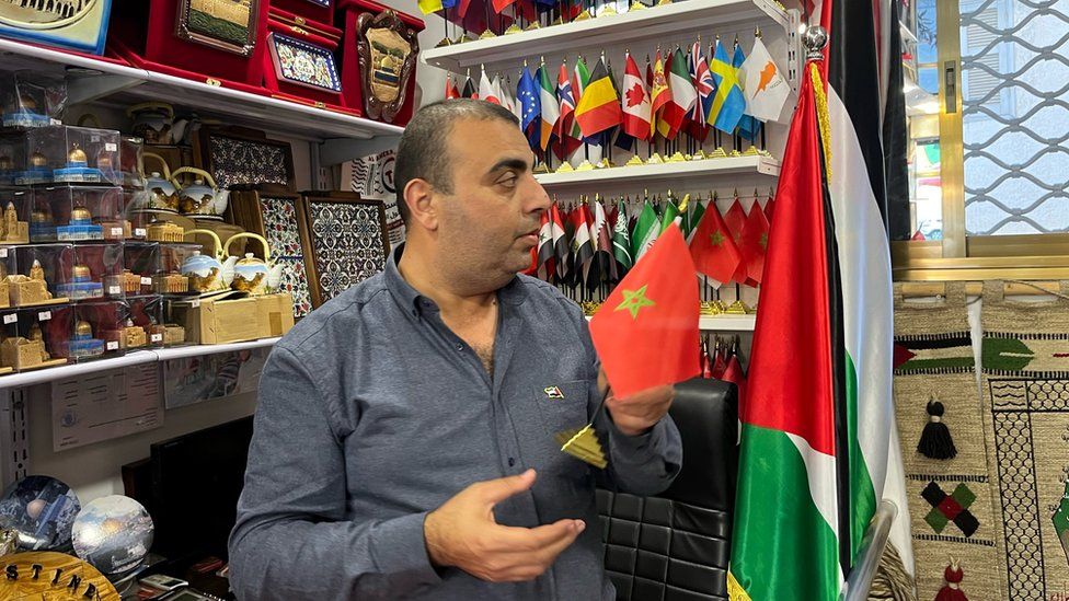 Торговец флагами города Газа Тарек Абу Дайе