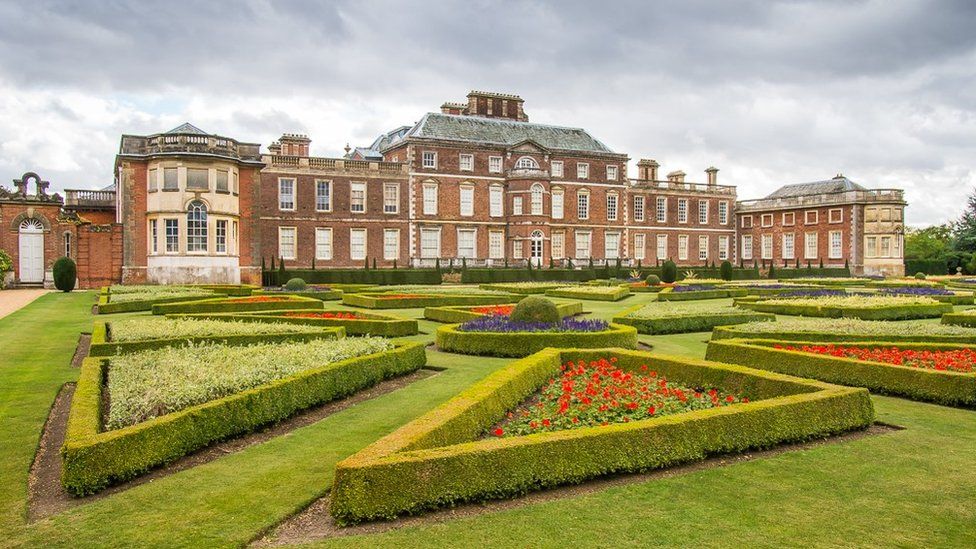 National Trust Wimpole Estate trials weed-mapping robot - BBC News