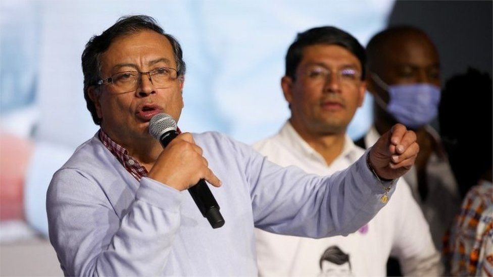 Густаво Петро выступает после победы на референдуме за коалицию «Исторический пакт» в Боготе, Колумбия, 13 марта 2022 г.