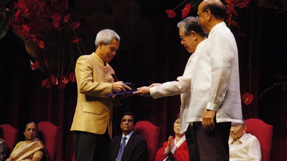 Сомбат Сомфон получает премию Рамона Магсайсая - иногда называемая «Нобелевской премией Азии» — в Маниле, Филиппины, в 2005 г.