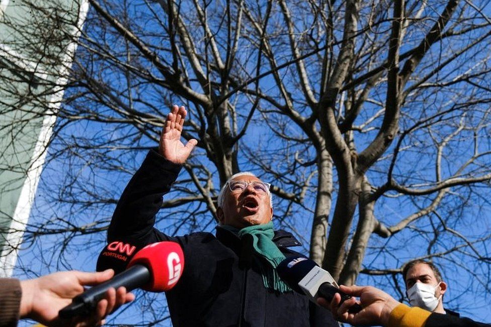 Генеральный секретарь Социалистической партии (ПС) и премьер-министр Португалии Антониу Кошта беседует со сторонниками во время митинга в поддержку досрочных выборов в Лиссабоне, Португалия,