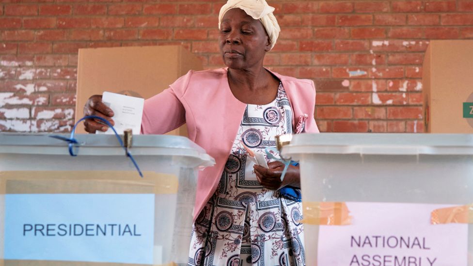 Избирательница голосует в средней школе Эмахандени во время всеобщих выборов в Булавайо, Зимбабве, 23 августа 2023 г.