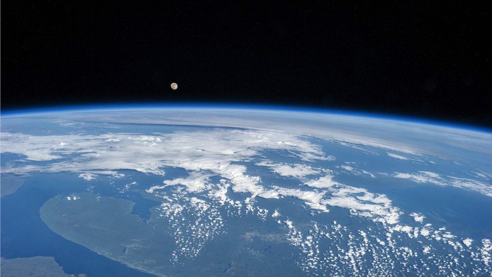 Изображение Земли из космоса, показывающее береговую линию и кривизну