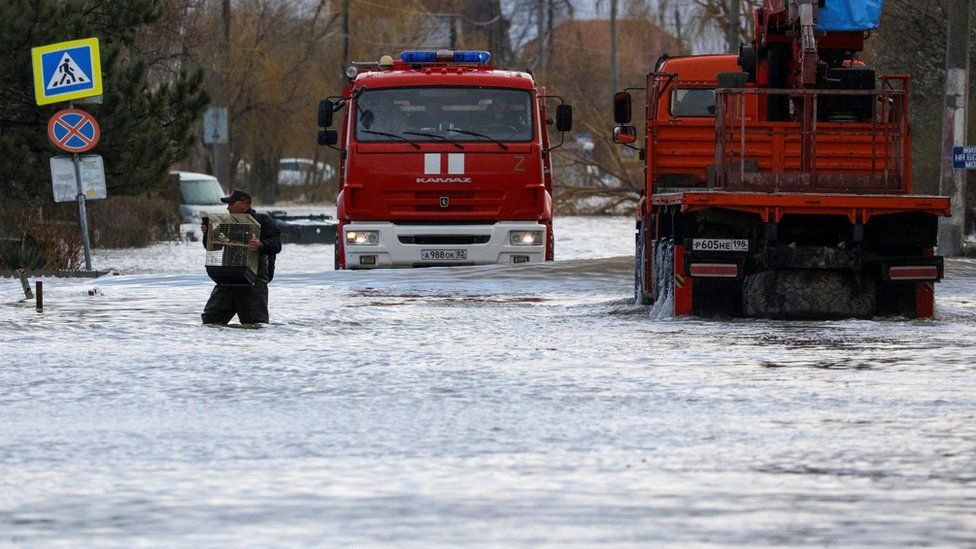 Ein Mann geht durch die überfluteten Straßen von Jewpatoria auf der von Russland illegal annektierten ukrainischen Halbinsel Krim.  Foto: 27. November 2023