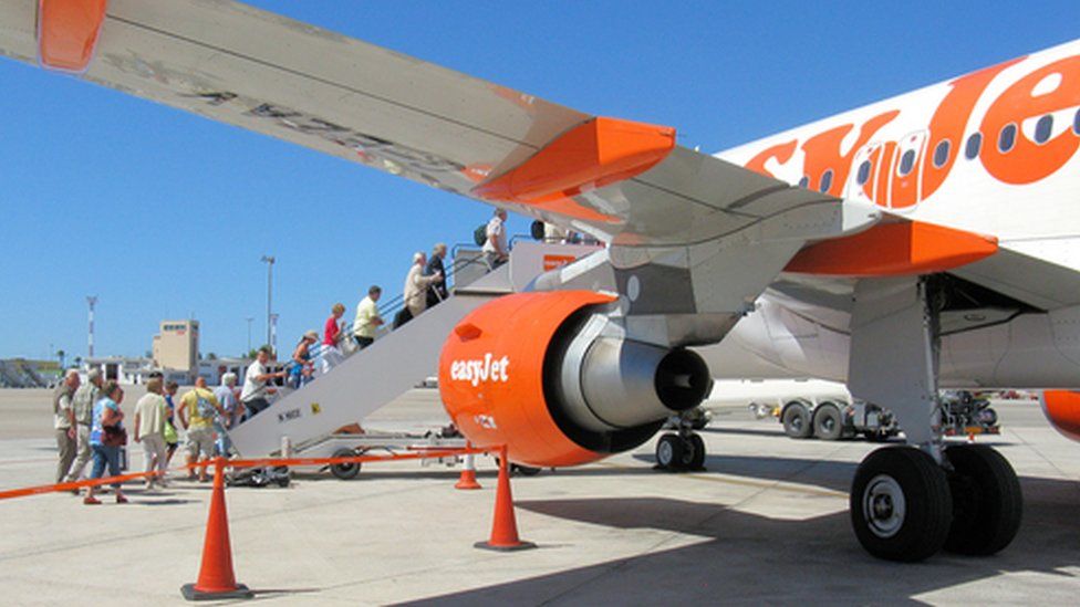 Passengers boarding an A319