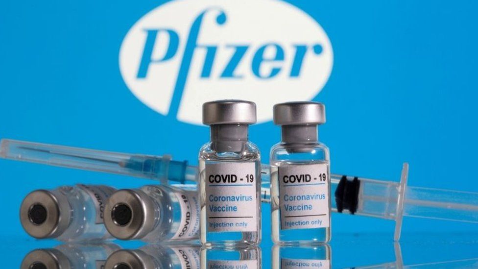 Флаконы с вакцинами Pfizer