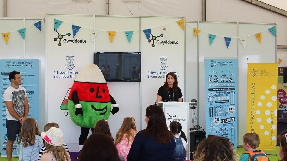 Tudur Phillips, Mistar Urdd a Dr Gwenno Ffrancon // The opening of the Science tent, GwyddonLe on the Maes on Monday.