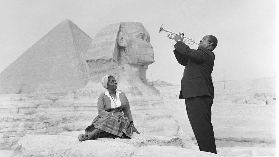 Великий американский джазмен Луи Армстронг вместе с женой Люсиль у пирамид в Гизе во время исторического турне по Африке в рамках программы "Послы джаза", 1960 г.