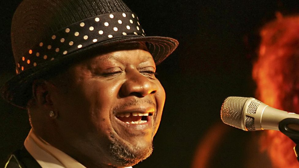 Congolese singer Papa Wemba performs during a concert at the New Morning, 15 February 2006 in Paris.