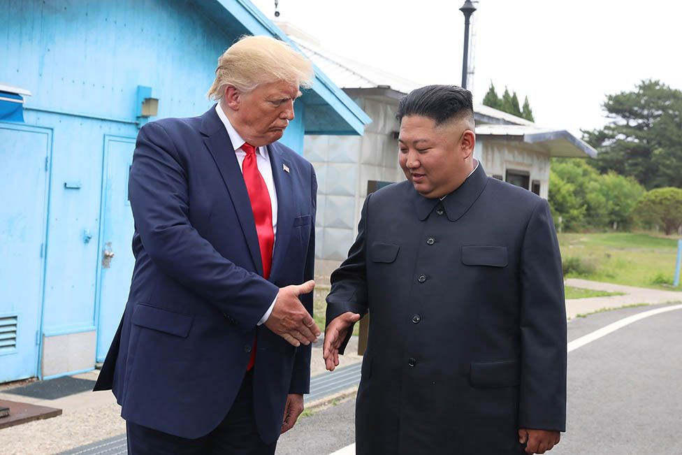 Президент Дональд Трамп и северокорейский лидер Ким Чен Ын ненадолго встретились в корейской демилитаризованной зоне (ДМЗ). Оба лидера заявили, что привержены «полной денуклеаризации» Корейского полуострова