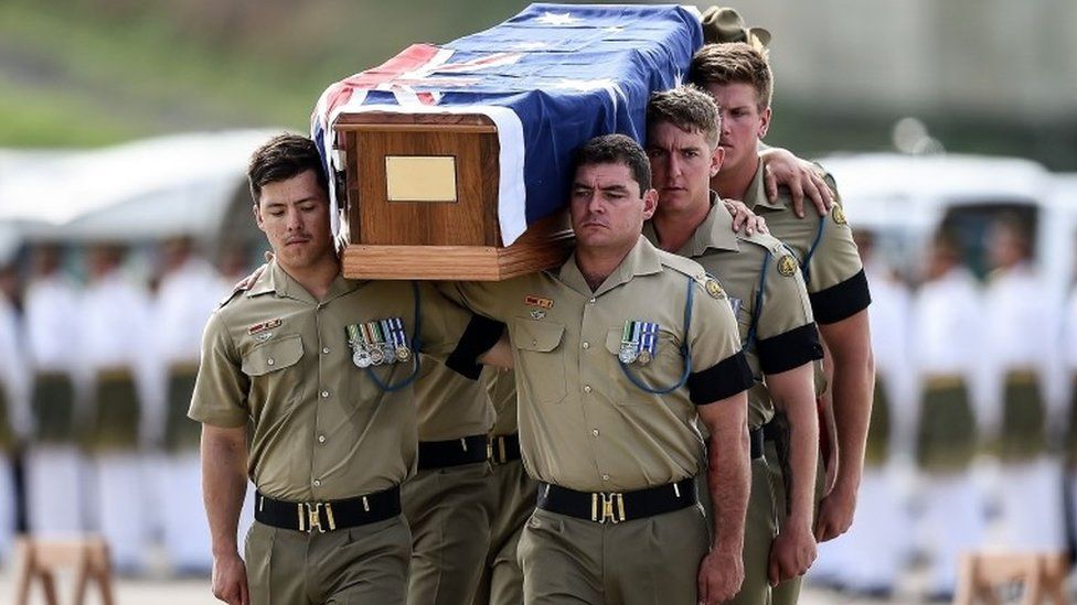 Australian military personnel carry remains in a coffin at the Royal Malaysian Airforce base in Subang (31 May 2016)
