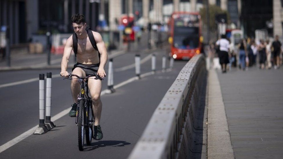 Велосипедист топлесс в Лондоне