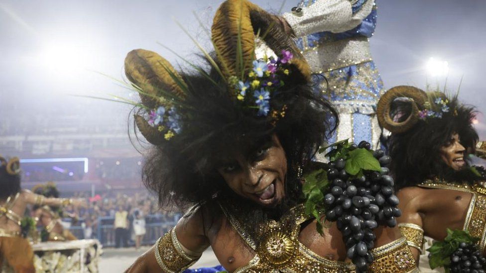 Un miembro de la escuela de samba Unidos de Vila Isabel actúa durante un desfile en la Avenida Marques de Sapucai en el Sambódromo, durante el Carnaval de Río de Janeiro, en Río de Janeiro, Brasil, 20 de febrero de 2023.