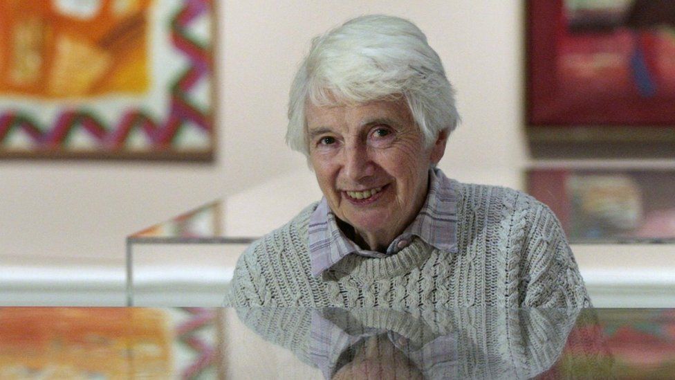 Scottish artist Dame Elizabeth Blackadder dies, aged 89 - BBC News