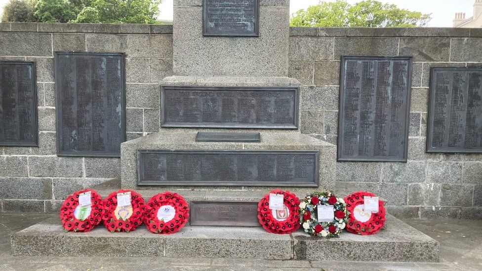 Falkland's War plaque added to Guernsey war memorial - BBC News