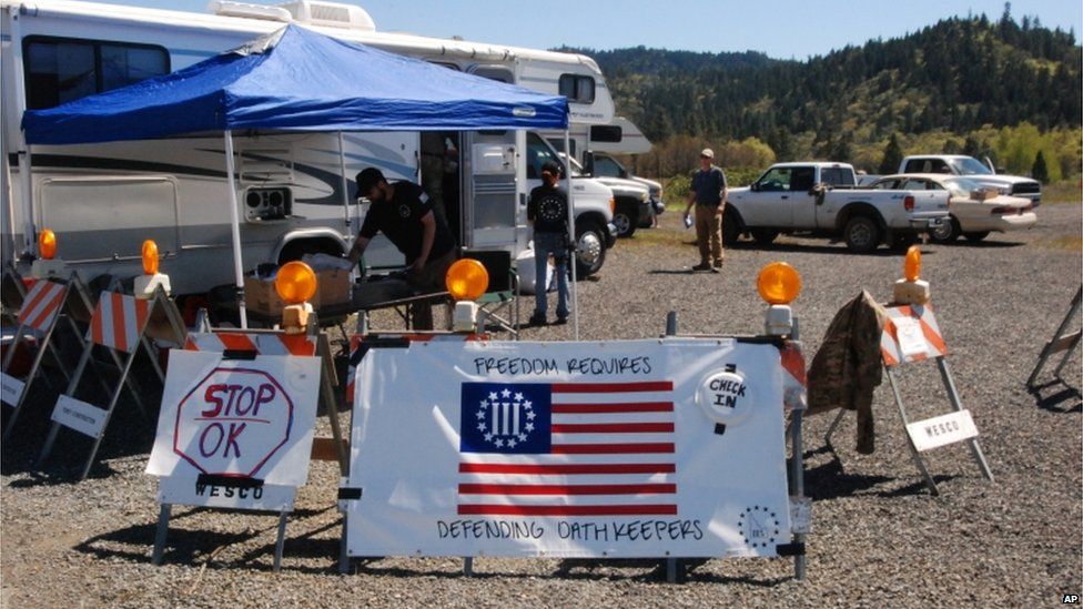 Люди готовы зарегистрировать добровольцев на плацдарме возле Грантс-Пасс, штат Орегон, 16 апреля 2015 г.