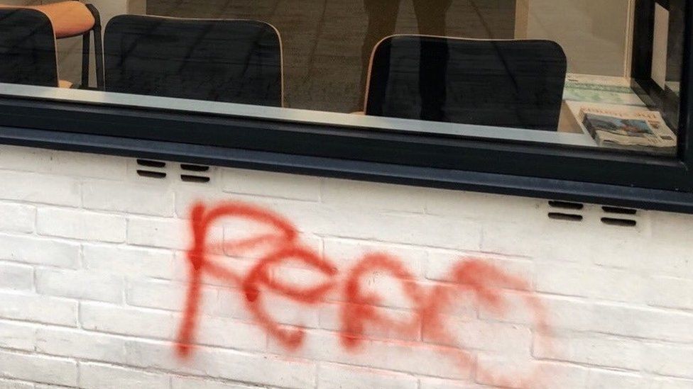 Wall with "pedo" in red graffiti paint