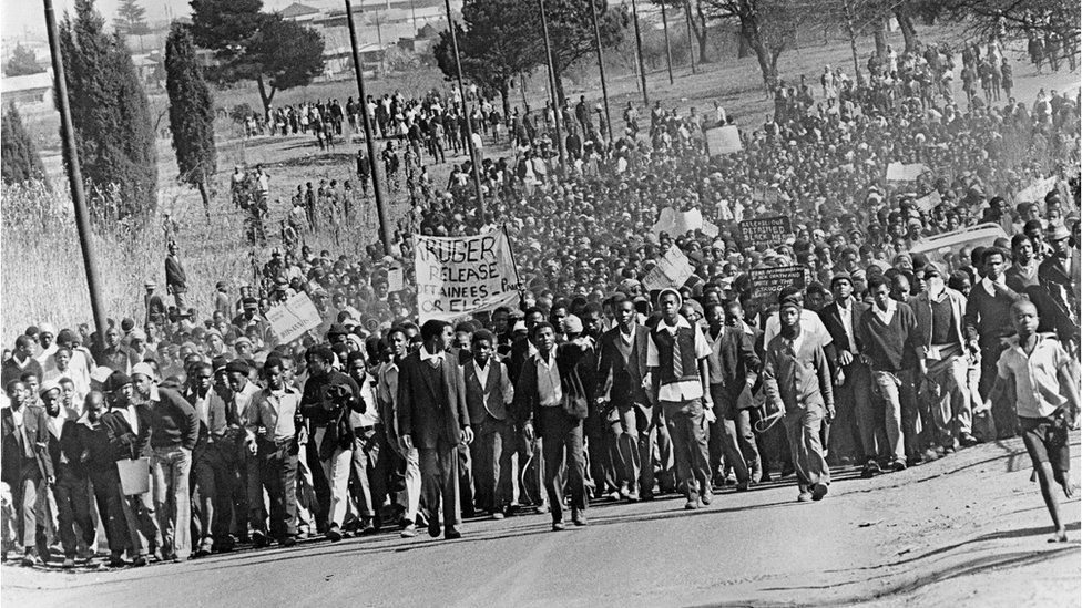 Studenten marschieren während des Soweto-Aufstandes 1976