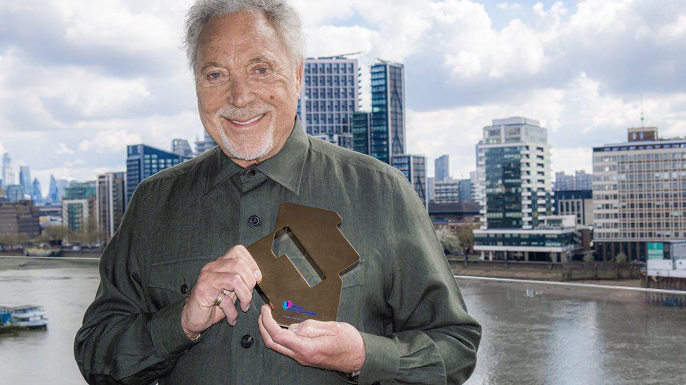 Sir Tom Jones Becomes Oldest Man To Top Uk Album Chart c News