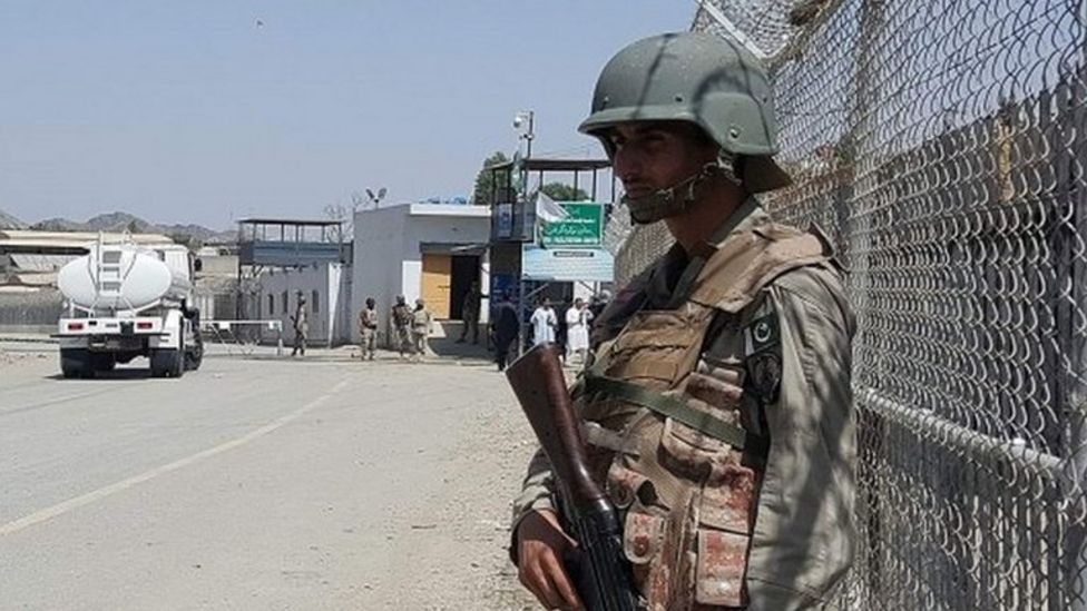Clash erupts on Afghan-Pakistan border - BBC News