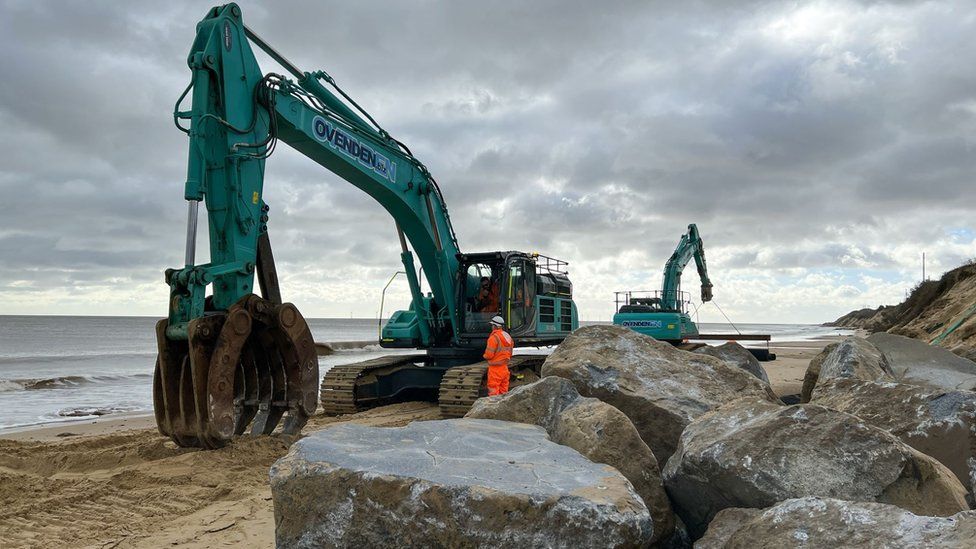 Rock defence starts on erosion-hit Hemsby coast - BBC News