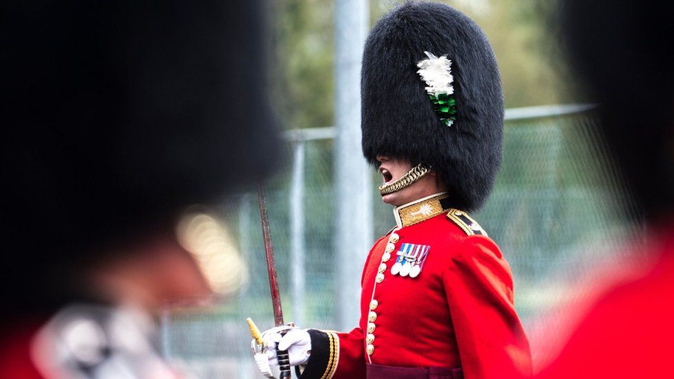 Welsh Guards Freedom Parade through Pontypridd - BBC News