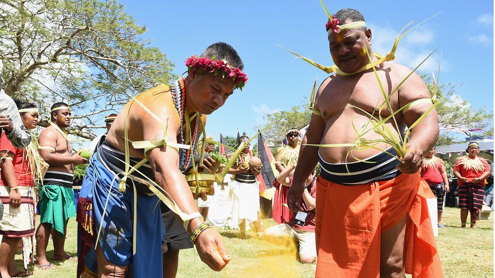 Isleños de Guam en una ceremonia de bendición
