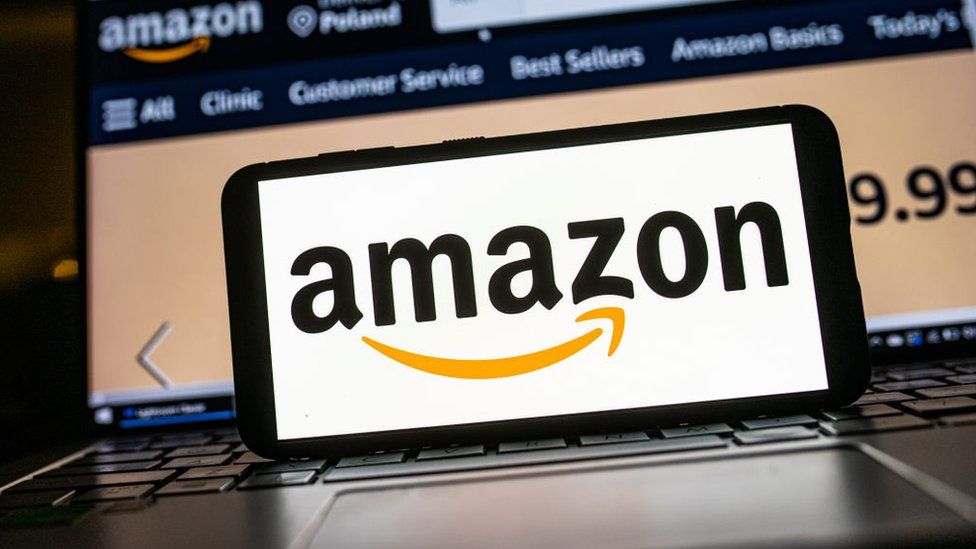 Логотип Amazon на телефоне