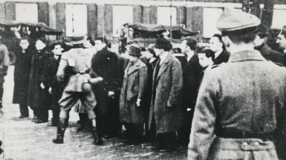 Голландские евреи были задержаны на площади Йонас Даниэль Мейерплейн в Амстердаме 21 февраля 2021 года
