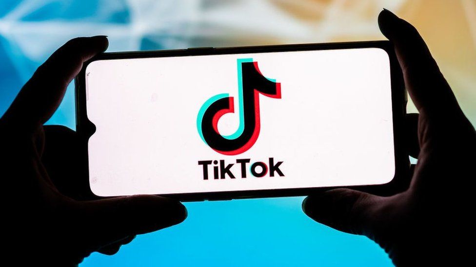 Логотип TikTok отображается на смартфоне.