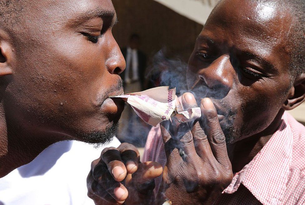 People burn worthless note bearers' cheques during a protest against the introduction of new bond notes and youth unemployement on August, 3, 2016 in Harare, Zimbabwe.