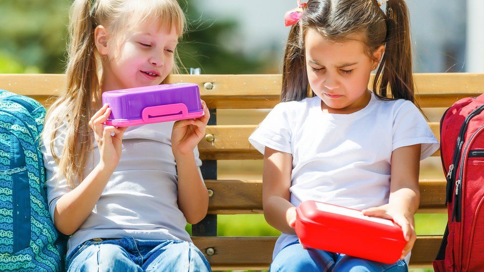 girls eating packed lunch