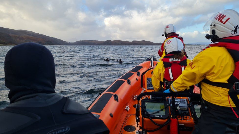 RNLI lifeboat crew rescue nine stranded divers - BBC News