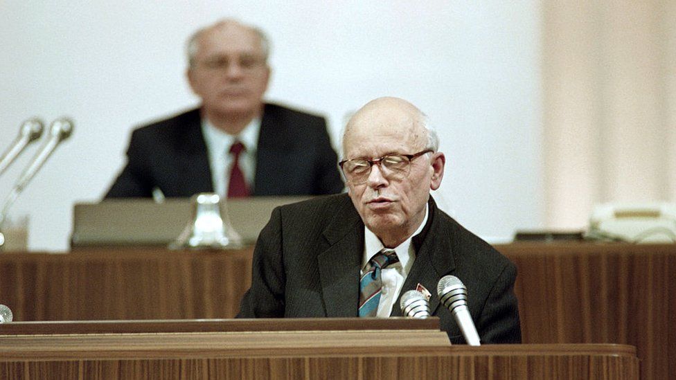 Soviet physicist, dissident and Nobel Peace Prize laureate Andrei Sakharov addresses to the People's Congress as Soviet President Mikhail Gorbachev looks on behind him in Moscow on 12 December 1989