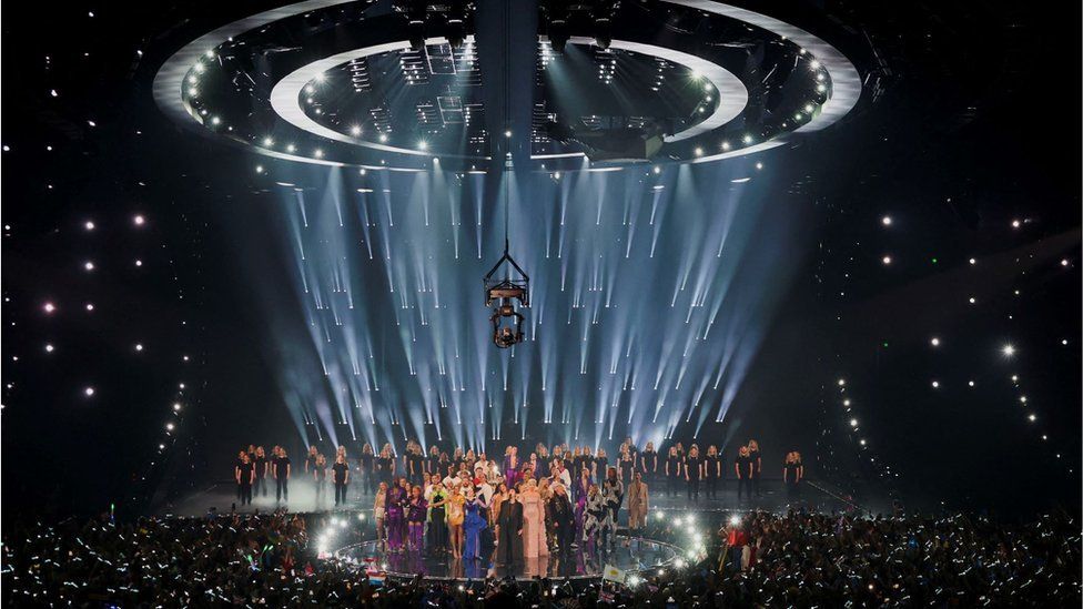 Duncan Laurence and other past Eurovision performers on stage performing