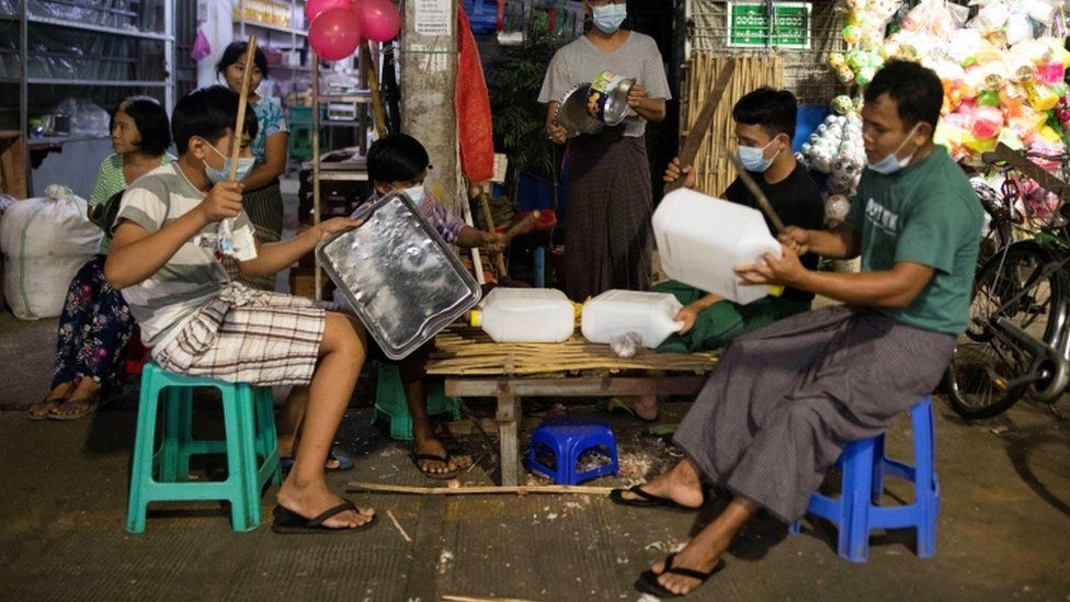 Люди присутствуют на ночной акции протеста против военного переворота в Янгоне, Мьянма