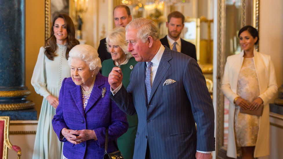 Королева, принц Уэльский и другие высокопоставленные члены королевской семьи на приеме в Букингемском дворце в Лондоне по случаю пятидесятой годовщины вступления принца Уэльского в должность