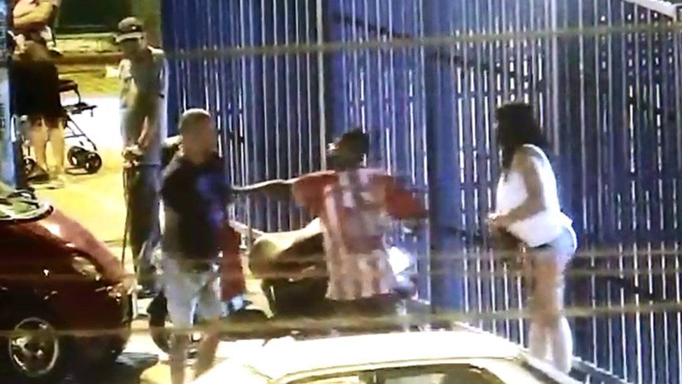El joven que arriesgó su vida para evitar que un hombre quemara a su pareja en plena calle en Perú
