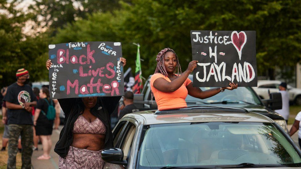 Image shows protesters in Akron, Ohio