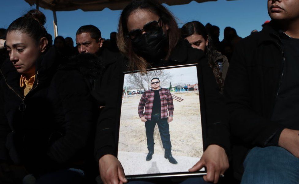 Родственники скорбят во время похорон охранников, погибших во время воскресного побега из тюрьмы в Сьюдад-Хуаресе, Мексика