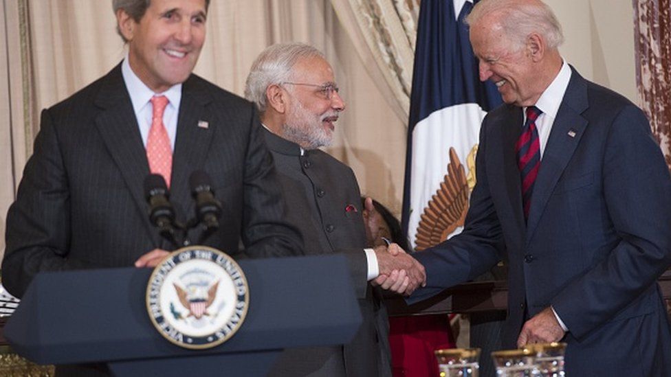 Премьер-министр Индии Нарендра Моди пожимает руку вице-президенту США Джо Байдену