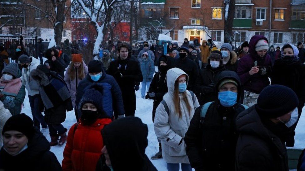 Crowds gather outside the police station in Khimki, near Moscow, where Alexei Navalny is held. Photo: 18 January 2021