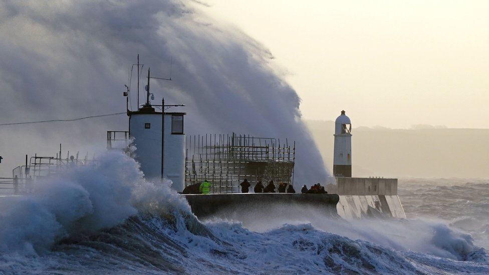 Шторм «Юнис» обрушился на побережье Порткола в Уэльсе