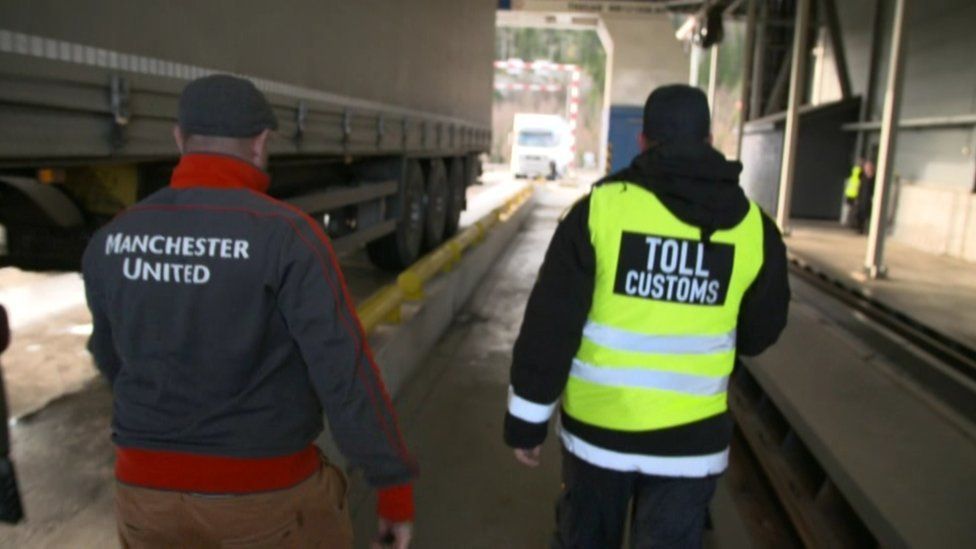 Lorry driver and customs officer at Svinesund