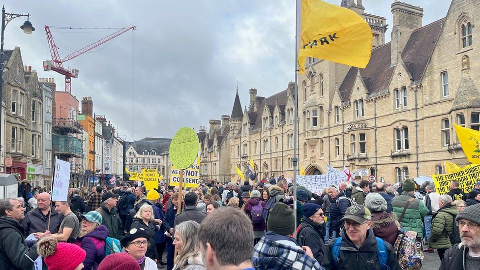 oxford-thousands-join-protest-against-traffic-schemes-bbc-news