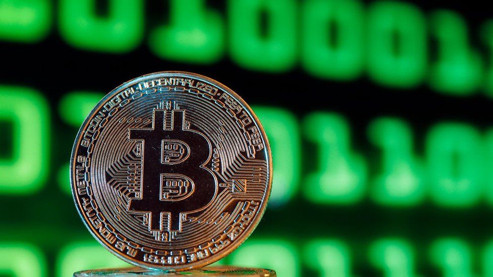 Valoarea Bitcoin a scăzut cu 50% de la maximul atins în noiembrie