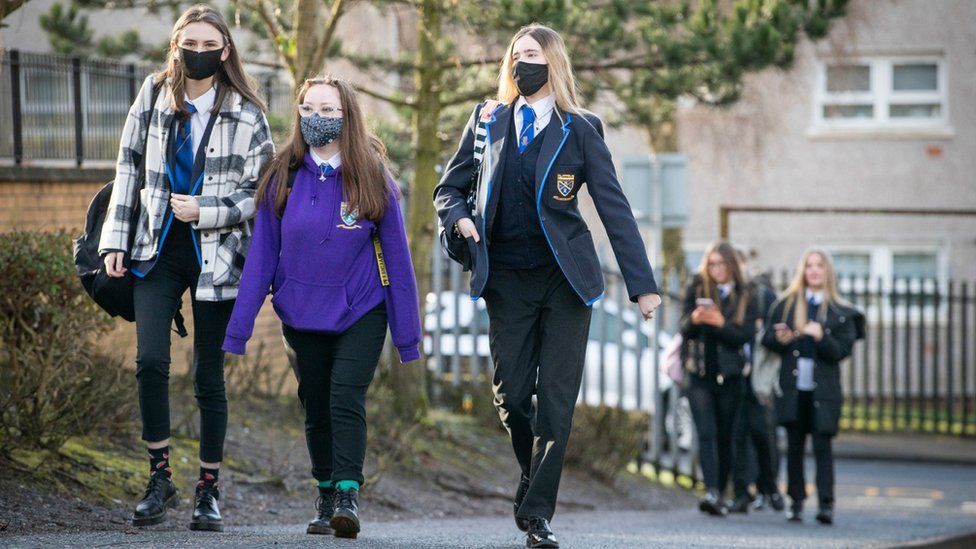 salvar Actor Frenesí First Scottish pupils back at school for new term beyond level zero - BBC  News